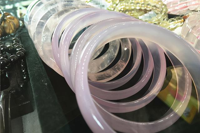 翡翠手镯养人吗玉镯和翡翠手镯哪个养人-第1张图片-翡翠网 翡翠手镯养人吗玉镯和翡翠手镯哪个养人-第1张图片-翡翠网