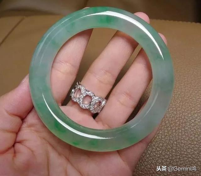 女性佩戴翡翠手镯的好处,女人带翡翠手镯有什么好处-第6张图片-翡翠网 女性佩戴翡翠手镯的好处,女人带翡翠手镯有什么好处-第6张图片-翡翠网