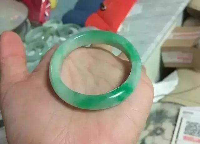 翡翠手镯绿色变浅了扩散了翡翠手镯绿色呈带状-第1张图片-翡翠网 翡翠手镯绿色变浅了扩散了翡翠手镯绿色呈带状-第1张图片-翡翠网