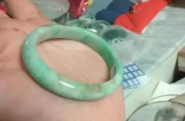 翡翠手镯绿色变浅了扩散了翡翠手镯绿色呈带状-第2张图片-翡翠网 翡翠手镯绿色变浅了扩散了翡翠手镯绿色呈带状-第2张图片-翡翠网