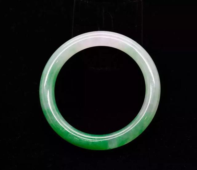 翡翠手镯绿色变浅了扩散了翡翠手镯绿色呈带状-第5张图片-翡翠网 翡翠手镯绿色变浅了扩散了翡翠手镯绿色呈带状-第5张图片-翡翠网