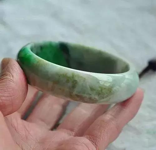翡翠手镯绿色变浅了扩散了翡翠手镯绿色呈带状-第6张图片-翡翠网 翡翠手镯绿色变浅了扩散了翡翠手镯绿色呈带状-第6张图片-翡翠网