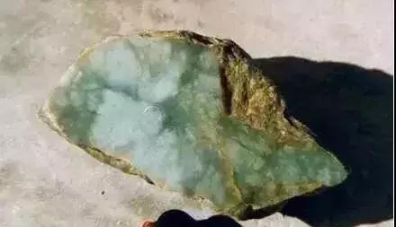 翡翠手镯绿色变浅了扩散了翡翠手镯绿色呈带状-第9张图片-翡翠网 翡翠手镯绿色变浅了扩散了翡翠手镯绿色呈带状-第9张图片-翡翠网