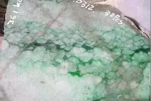 翡翠手镯绿色变浅了扩散了翡翠手镯绿色呈带状-第10张图片-翡翠网 翡翠手镯绿色变浅了扩散了翡翠手镯绿色呈带状-第10张图片-翡翠网