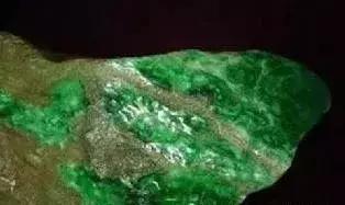 翡翠手镯绿色变浅了扩散了翡翠手镯绿色呈带状-第11张图片-翡翠网 翡翠手镯绿色变浅了扩散了翡翠手镯绿色呈带状-第11张图片-翡翠网