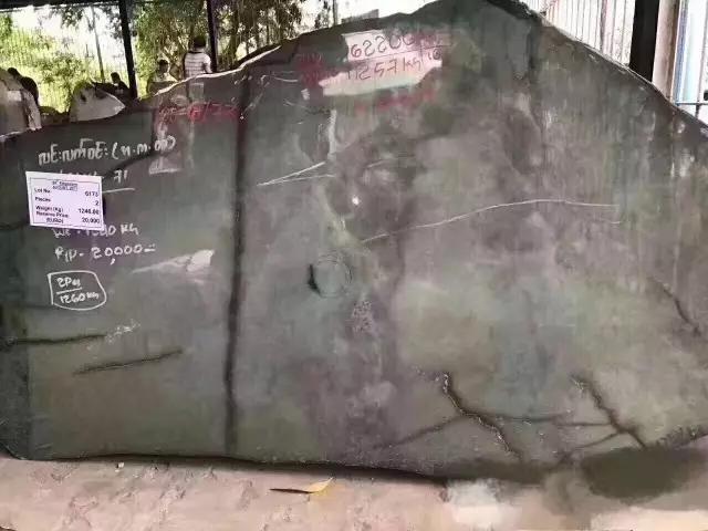 辣绿翡翠手镯,黄绿翡翠手镯-第1张图片-翡翠网 辣绿翡翠手镯,黄绿翡翠手镯-第1张图片-翡翠网