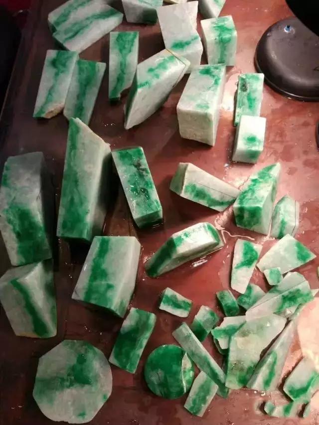 辣绿翡翠手镯,黄绿翡翠手镯-第12张图片-翡翠网 辣绿翡翠手镯,黄绿翡翠手镯-第12张图片-翡翠网