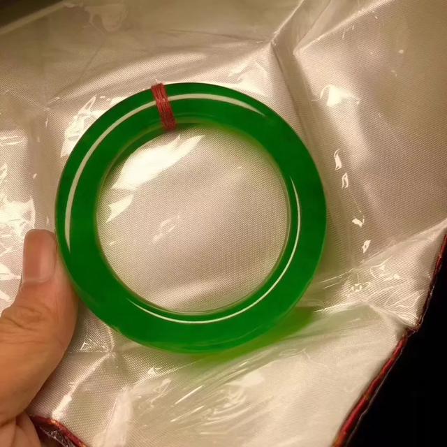 翡翠黑花价格,飘黑花的翡翠好不好-第1张图片-翡翠网 翡翠黑花价格,飘黑花的翡翠好不好-第1张图片-翡翠网