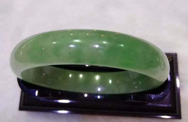 翡翠黑花价格,飘黑花的翡翠好不好-第4张图片-翡翠网 翡翠黑花价格,飘黑花的翡翠好不好-第4张图片-翡翠网