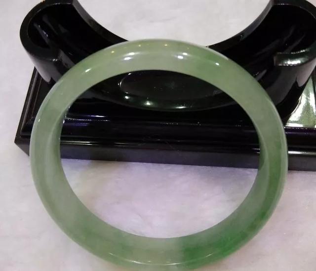 翡翠黑花价格,飘黑花的翡翠好不好-第5张图片-翡翠网 翡翠黑花价格,飘黑花的翡翠好不好-第5张图片-翡翠网