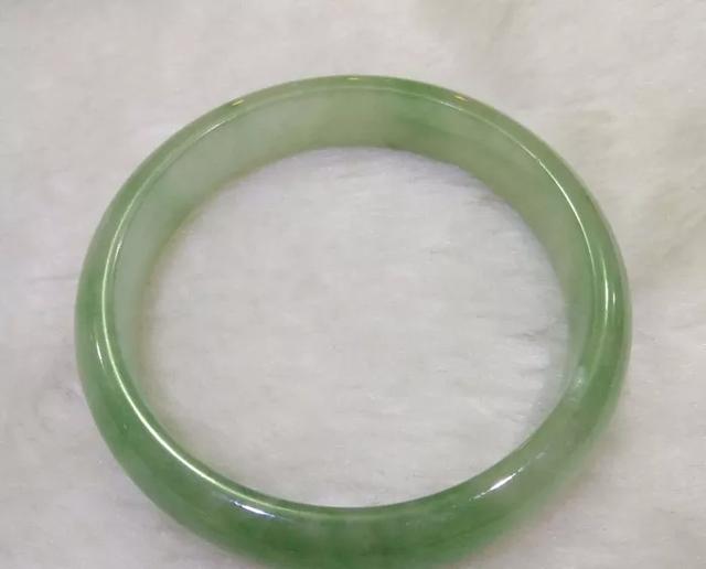 翡翠黑花价格,飘黑花的翡翠好不好-第7张图片-翡翠网 翡翠黑花价格,飘黑花的翡翠好不好-第7张图片-翡翠网