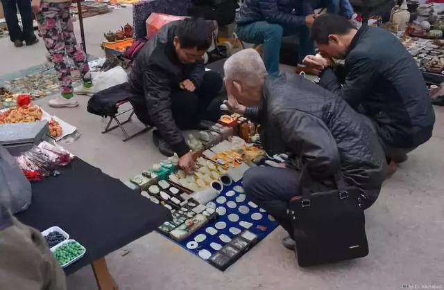 翡翠黑花价格,飘黑花的翡翠好不好-第8张图片-翡翠网 翡翠黑花价格,飘黑花的翡翠好不好-第8张图片-翡翠网