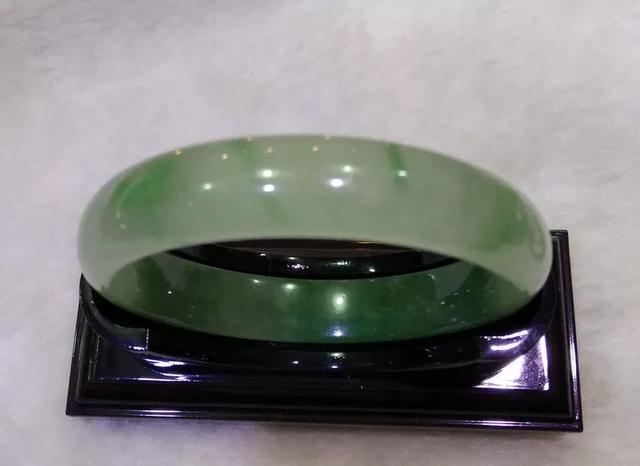 翡翠黑花价格,飘黑花的翡翠好不好-第9张图片-翡翠网 翡翠黑花价格,飘黑花的翡翠好不好-第9张图片-翡翠网