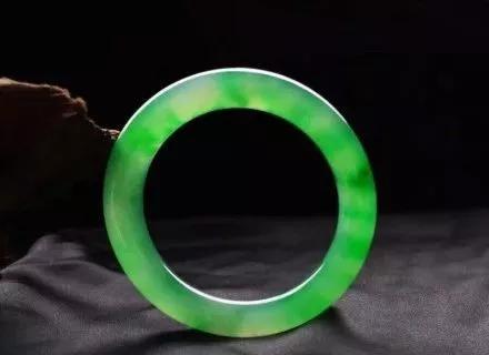 翡翠黑花价格,飘黑花的翡翠好不好-第13张图片-翡翠网 翡翠黑花价格,飘黑花的翡翠好不好-第13张图片-翡翠网