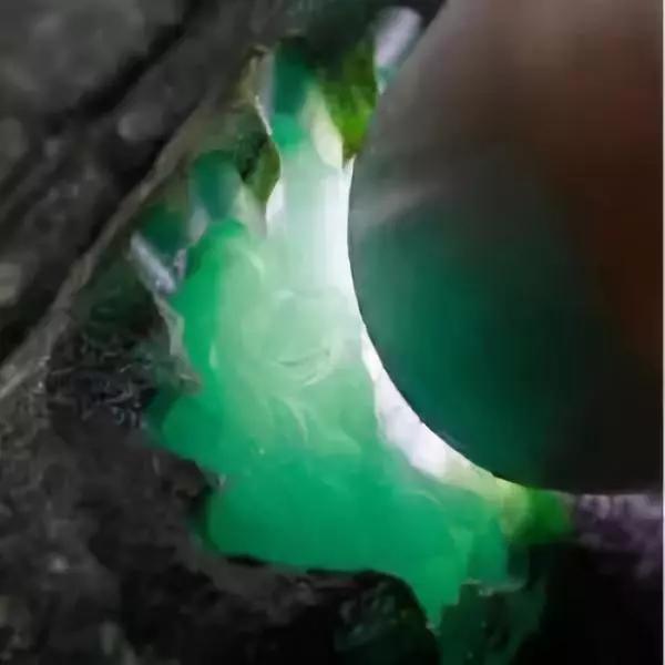 翡翠黑花价格,飘黑花的翡翠好不好-第17张图片-翡翠网 翡翠黑花价格,飘黑花的翡翠好不好-第17张图片-翡翠网