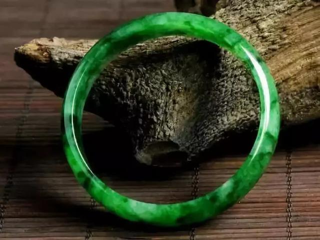 翡翠黑花价格,飘黑花的翡翠好不好-第20张图片-翡翠网 翡翠黑花价格,飘黑花的翡翠好不好-第20张图片-翡翠网