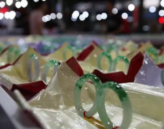 瑞丽的翡翠原石交易市场瑞丽翡翠交易市场在哪里-第10张图片-翡翠网