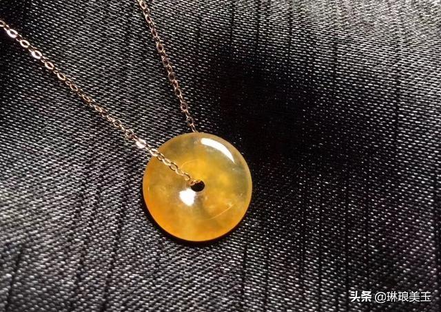 翡翠原石偏黄成品图,翡翠原石和成品哪个收藏好-第5张图片-翡翠网 翡翠原石偏黄成品图,翡翠原石和成品哪个收藏好-第5张图片-翡翠网