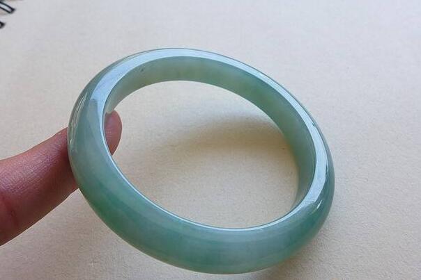 如何鉴别翡翠手镯的真假怎样鉴别翡翠手镯的真假一杯水-第2张图片-翡翠网