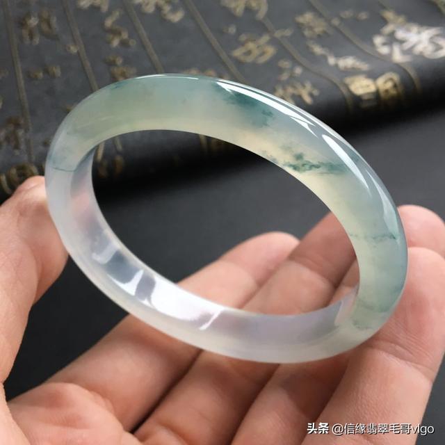 翡翠手镯有几种,翡翠手镯都有什么款式-第2张图片-翡翠网 翡翠手镯有几种,翡翠手镯都有什么款式-第2张图片-翡翠网