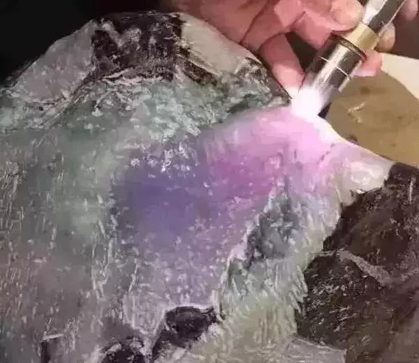 身价30亿翡翠原石的简单介绍-第7张图片-翡翠网 身价30亿翡翠原石的简单介绍-第7张图片-翡翠网