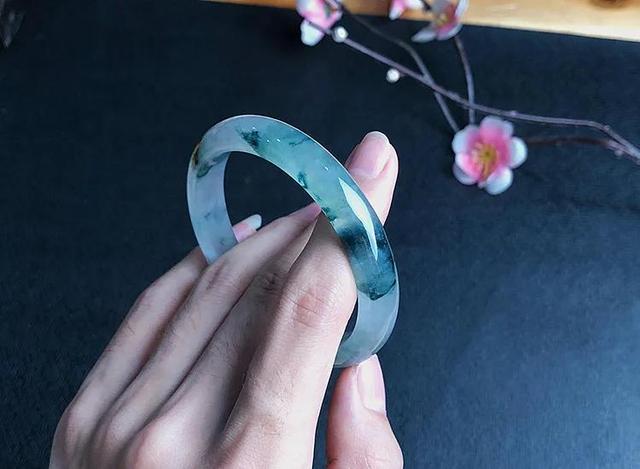 墨绿飘花翡翠手镯价格墨绿飘花翡翠手镯-第2张图片-翡翠网 墨绿飘花翡翠手镯价格墨绿飘花翡翠手镯-第2张图片-翡翠网