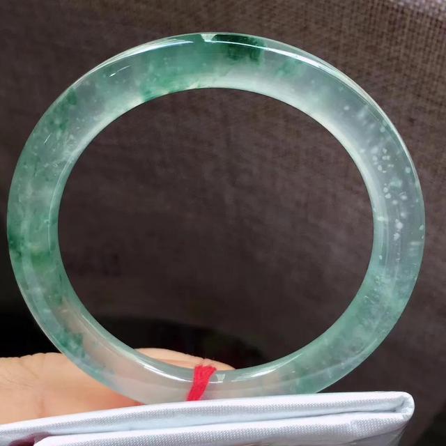 墨绿飘花翡翠手镯价格墨绿飘花翡翠手镯-第5张图片-翡翠网 墨绿飘花翡翠手镯价格墨绿飘花翡翠手镯-第5张图片-翡翠网