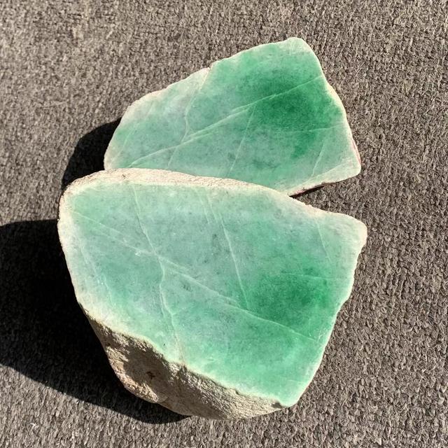 翡翠南齐敞口特点知识,南齐翡翠原石皮壳特点-第5张图片-翡翠网 翡翠南齐敞口特点知识,南齐翡翠原石皮壳特点-第5张图片-翡翠网