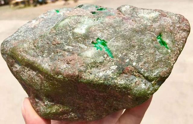 翡翠南齐敞口特点知识,南齐翡翠原石皮壳特点-第6张图片-翡翠网 翡翠南齐敞口特点知识,南齐翡翠原石皮壳特点-第6张图片-翡翠网