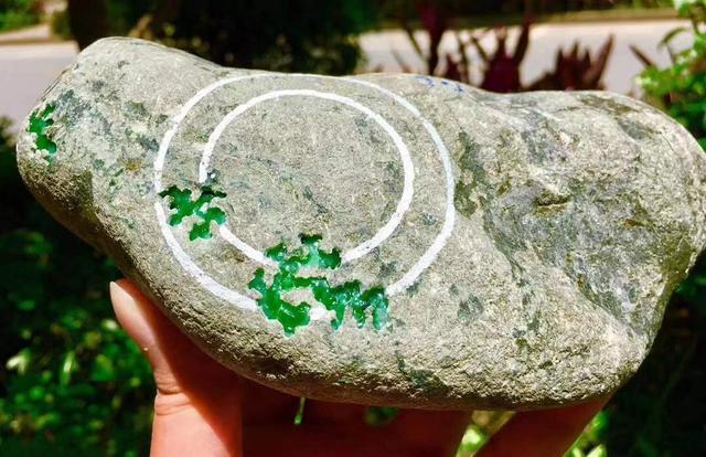 翡翠南齐敞口特点知识,南齐翡翠原石皮壳特点-第7张图片-翡翠网 翡翠南齐敞口特点知识,南齐翡翠原石皮壳特点-第7张图片-翡翠网