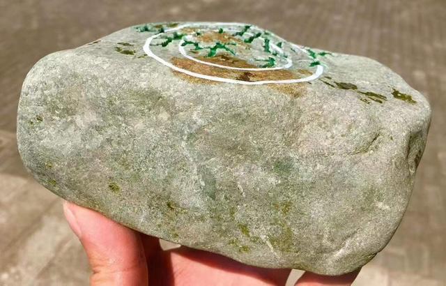 翡翠南齐敞口特点知识,南齐翡翠原石皮壳特点-第8张图片-翡翠网 翡翠南齐敞口特点知识,南齐翡翠原石皮壳特点-第8张图片-翡翠网