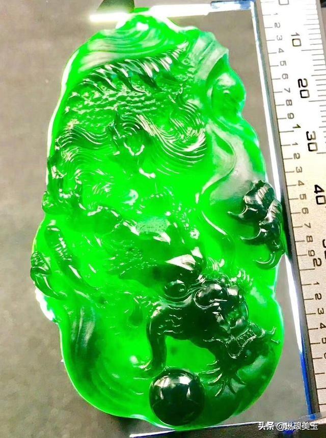 墨绿翡翠手镯的市场价格,墨绿黑翡翠手镯-第1张图片-翡翠网 墨绿翡翠手镯的市场价格,墨绿黑翡翠手镯-第1张图片-翡翠网