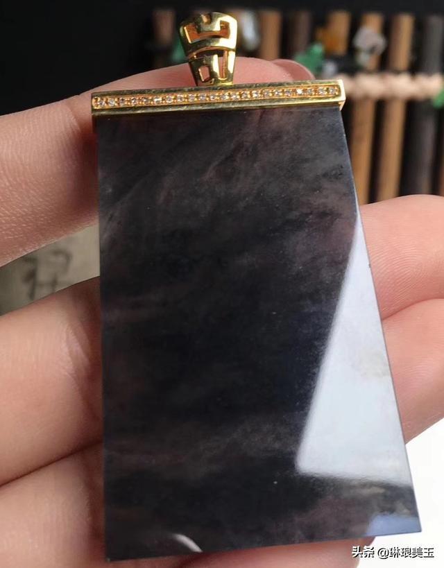 墨绿翡翠手镯的市场价格,墨绿黑翡翠手镯-第3张图片-翡翠网 墨绿翡翠手镯的市场价格,墨绿黑翡翠手镯-第3张图片-翡翠网