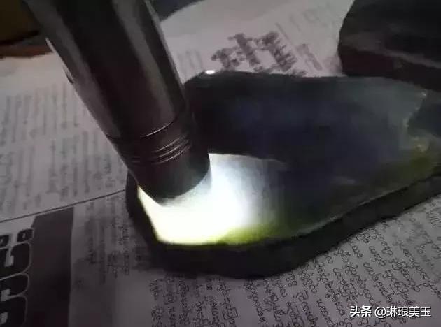 墨绿翡翠手镯的市场价格,墨绿黑翡翠手镯-第4张图片-翡翠网 墨绿翡翠手镯的市场价格,墨绿黑翡翠手镯-第4张图片-翡翠网