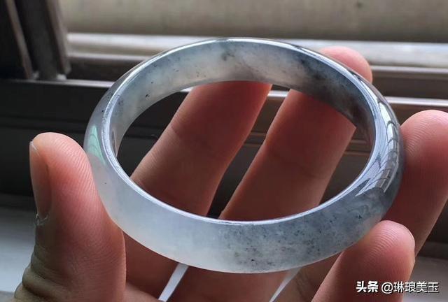 墨绿翡翠手镯的市场价格,墨绿黑翡翠手镯-第5张图片-翡翠网 墨绿翡翠手镯的市场价格,墨绿黑翡翠手镯-第5张图片-翡翠网