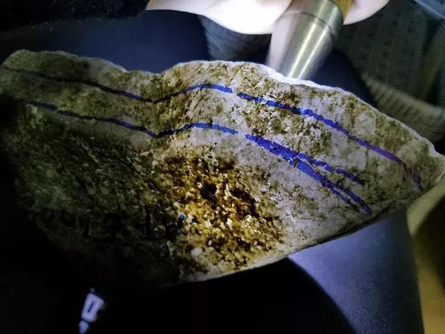 如何鉴别翡翠原石切开后达到了冰种,湖北糯冰种翡翠原石毛料-第2张图片-翡翠网 如何鉴别翡翠原石切开后达到了冰种,湖北糯冰种翡翠原石毛料-第2张图片-翡翠网