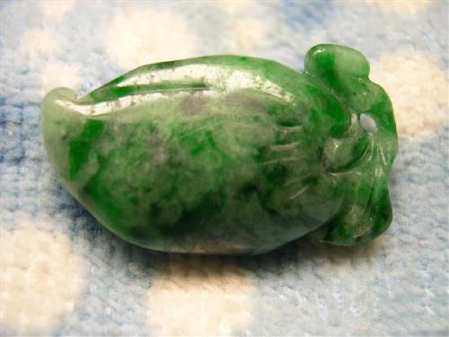 翡翠手镯有石花翡翠手镯里面有白色纤维石花-第1张图片-翡翠网 翡翠手镯有石花翡翠手镯里面有白色纤维石花-第1张图片-翡翠网