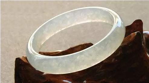 翡翠手镯有石花翡翠手镯里面有白色纤维石花-第2张图片-翡翠网 翡翠手镯有石花翡翠手镯里面有白色纤维石花-第2张图片-翡翠网