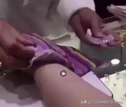 翡翠手镯怎么选圈口翡翠手镯圈口对应掌宽-第3张图片-翡翠网 翡翠手镯怎么选圈口翡翠手镯圈口对应掌宽-第3张图片-翡翠网