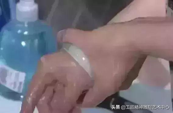 翡翠手镯怎么选圈口翡翠手镯圈口对应掌宽-第6张图片-翡翠网 翡翠手镯怎么选圈口翡翠手镯圈口对应掌宽-第6张图片-翡翠网