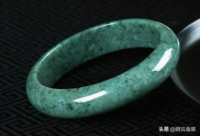 豆种帝王绿翡翠原石图,豆种帝王绿翡翠特点-第1张图片-翡翠网 豆种帝王绿翡翠原石图,豆种帝王绿翡翠特点-第1张图片-翡翠网