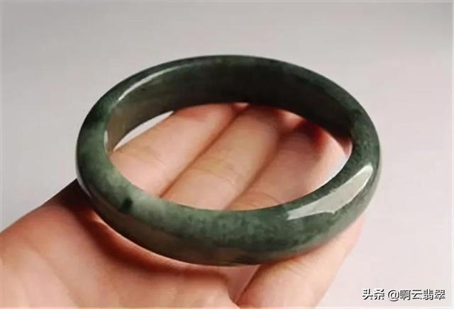 豆种帝王绿翡翠原石图,豆种帝王绿翡翠特点-第7张图片-翡翠网 豆种帝王绿翡翠原石图,豆种帝王绿翡翠特点-第7张图片-翡翠网