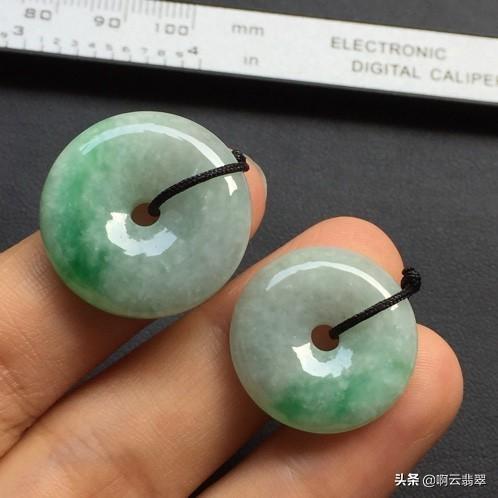 豆种帝王绿翡翠原石图,豆种帝王绿翡翠特点-第8张图片-翡翠网 豆种帝王绿翡翠原石图,豆种帝王绿翡翠特点-第8张图片-翡翠网