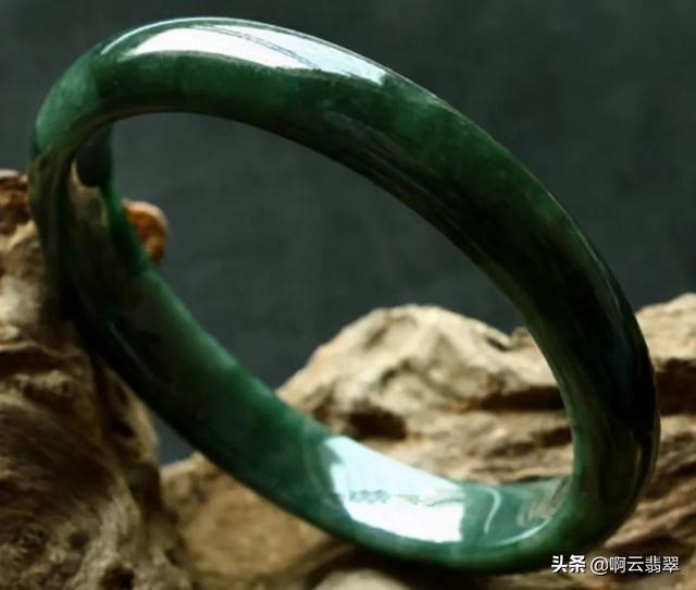 豆种帝王绿翡翠原石图,豆种帝王绿翡翠特点-第10张图片-翡翠网 豆种帝王绿翡翠原石图,豆种帝王绿翡翠特点-第10张图片-翡翠网