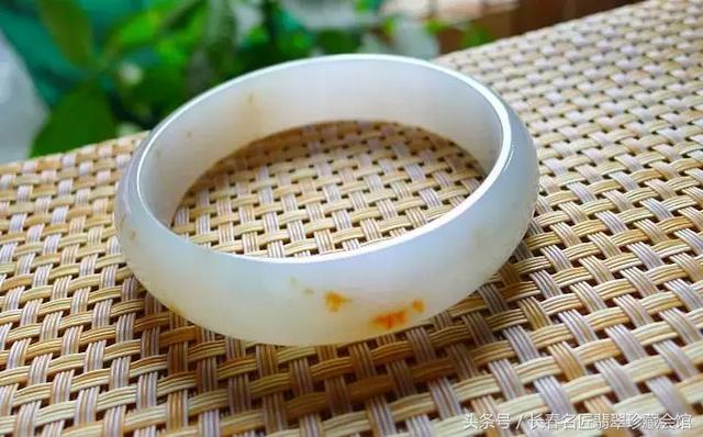 翡翠手镯上有小坑是怎么回事翡翠手镯上有小坑-第2张图片-翡翠网 翡翠手镯上有小坑是怎么回事翡翠手镯上有小坑-第2张图片-翡翠网