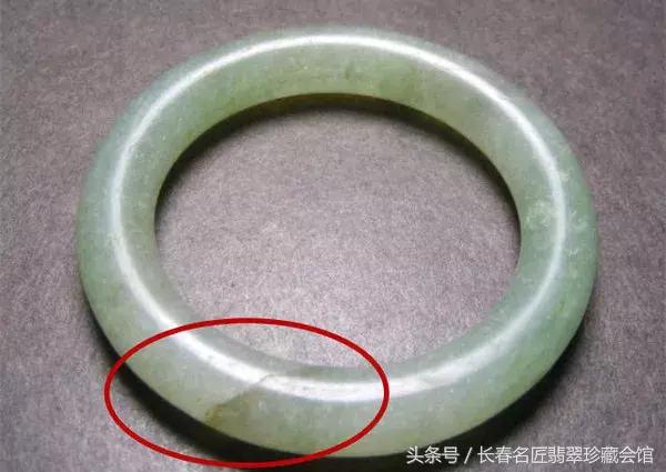 翡翠手镯上有小坑是怎么回事翡翠手镯上有小坑-第11张图片-翡翠网 翡翠手镯上有小坑是怎么回事翡翠手镯上有小坑-第11张图片-翡翠网