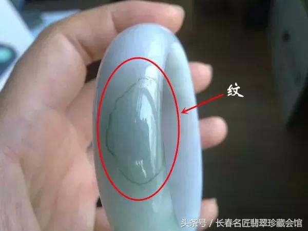 翡翠手镯上有小坑是怎么回事翡翠手镯上有小坑-第12张图片-翡翠网 翡翠手镯上有小坑是怎么回事翡翠手镯上有小坑-第12张图片-翡翠网