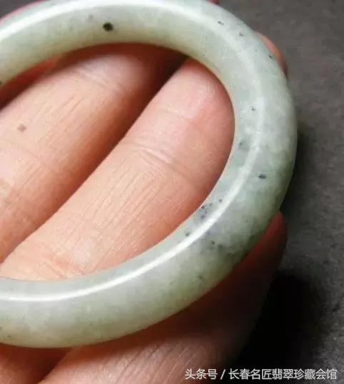翡翠手镯上有小坑是怎么回事翡翠手镯上有小坑-第13张图片-翡翠网 翡翠手镯上有小坑是怎么回事翡翠手镯上有小坑-第13张图片-翡翠网