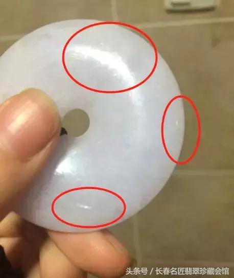 翡翠手镯上有小坑是怎么回事翡翠手镯上有小坑-第15张图片-翡翠网 翡翠手镯上有小坑是怎么回事翡翠手镯上有小坑-第15张图片-翡翠网