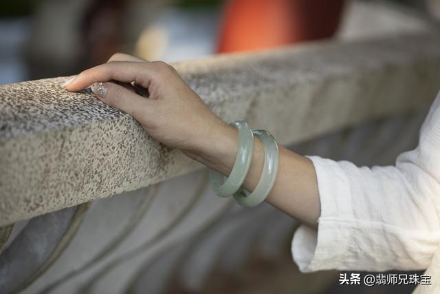 戴翡翠手镯的好处,女性佩戴翡翠手镯的好处-第2张图片-翡翠网 戴翡翠手镯的好处,女性佩戴翡翠手镯的好处-第2张图片-翡翠网